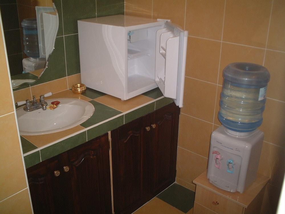 Casa Del Mar Beach Resort San Remigio  Екстериор снимка